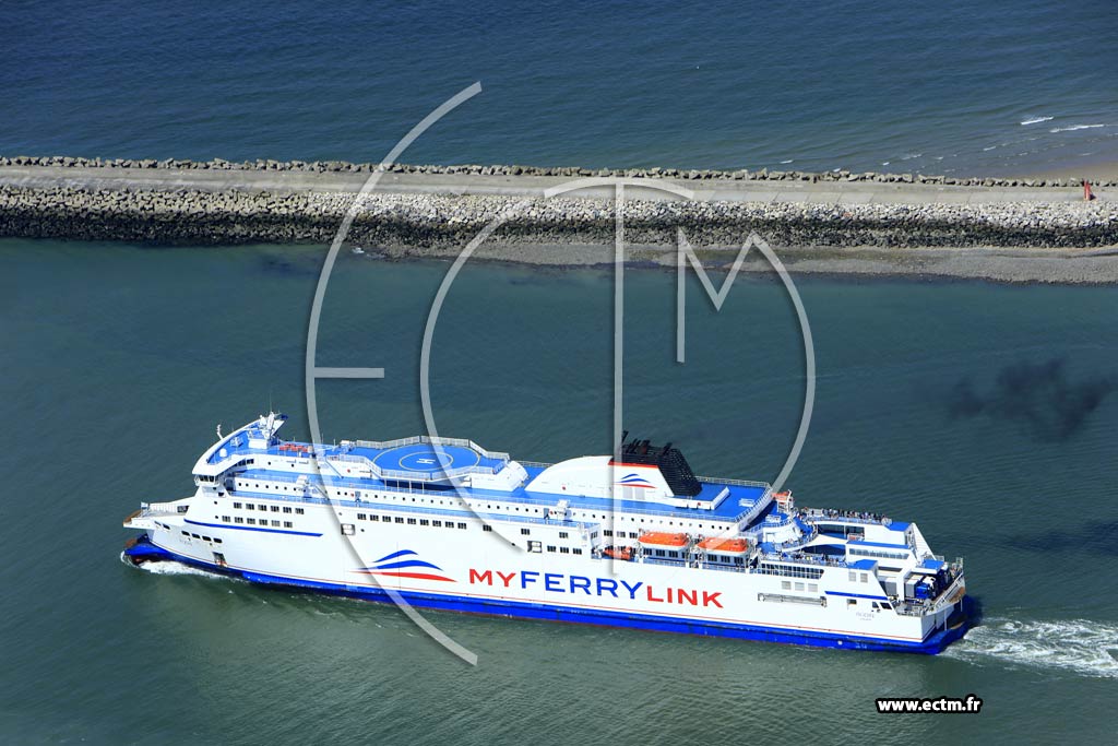 Photo arienne de Calais (Ferry quittant Calais)