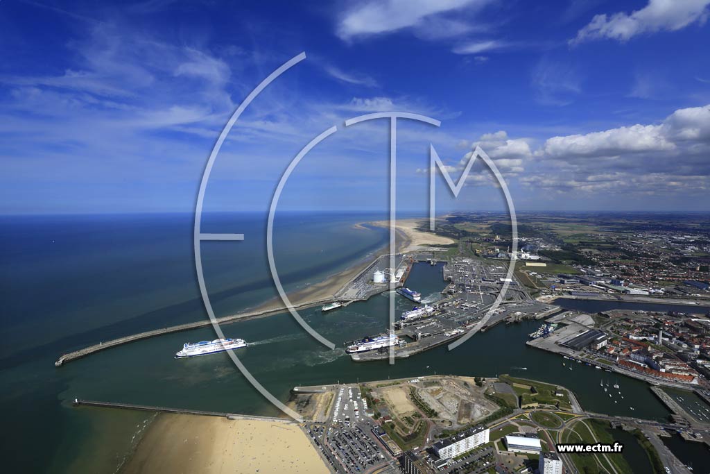 Photo arienne de Calais (Le port et le terminal transmanche)