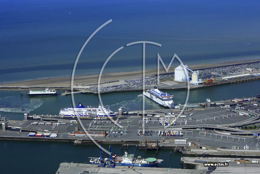 Photo arienne de Calais (Le port et le terminal transmanche)