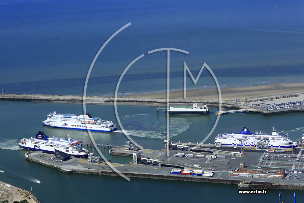 Photo arienne de Calais (Le port et le terminal transmanche)