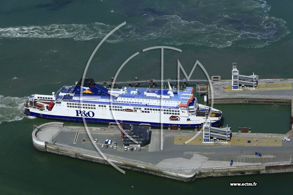 Photo arienne de Calais (Le port et le terminal transmanche)