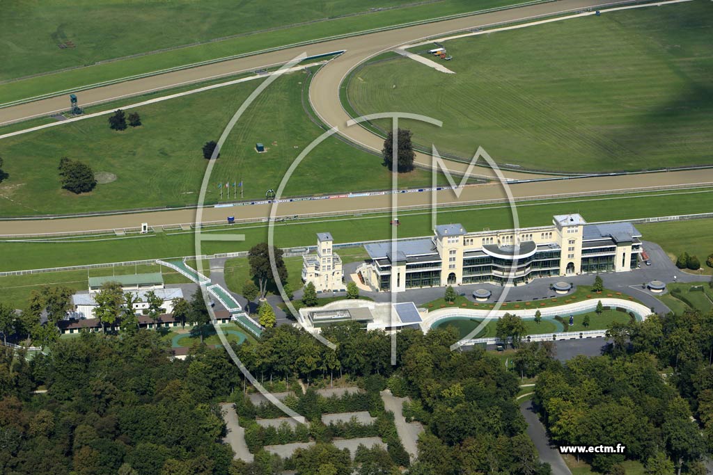 Photo arienne de Chantilly (Hippodrome de Chantilly, les tribunes)