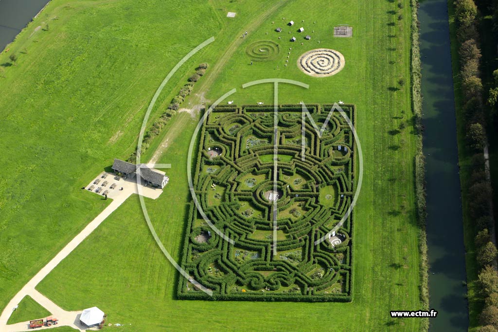Photo arienne de Chantilly (Le nouveau labyrinthe du Hameau du parc du Chteau de Chantilly)