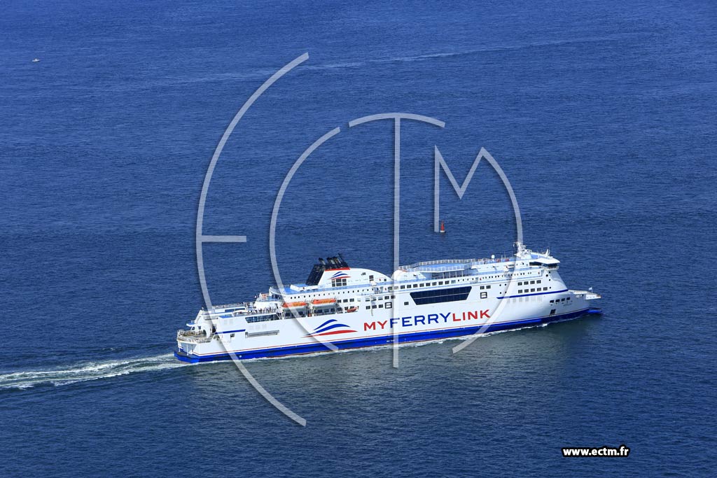 Photo arienne de Sangatte (Ferry arrivant d'Angleterre)