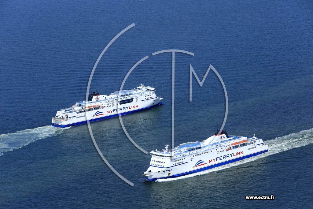 Photo arienne de Sangatte (Ferrys se croisant)