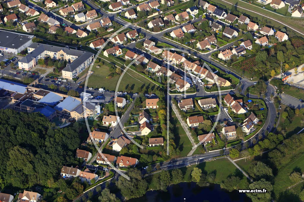 Photo arienne de Vaux-le-Pnil (les grefins)