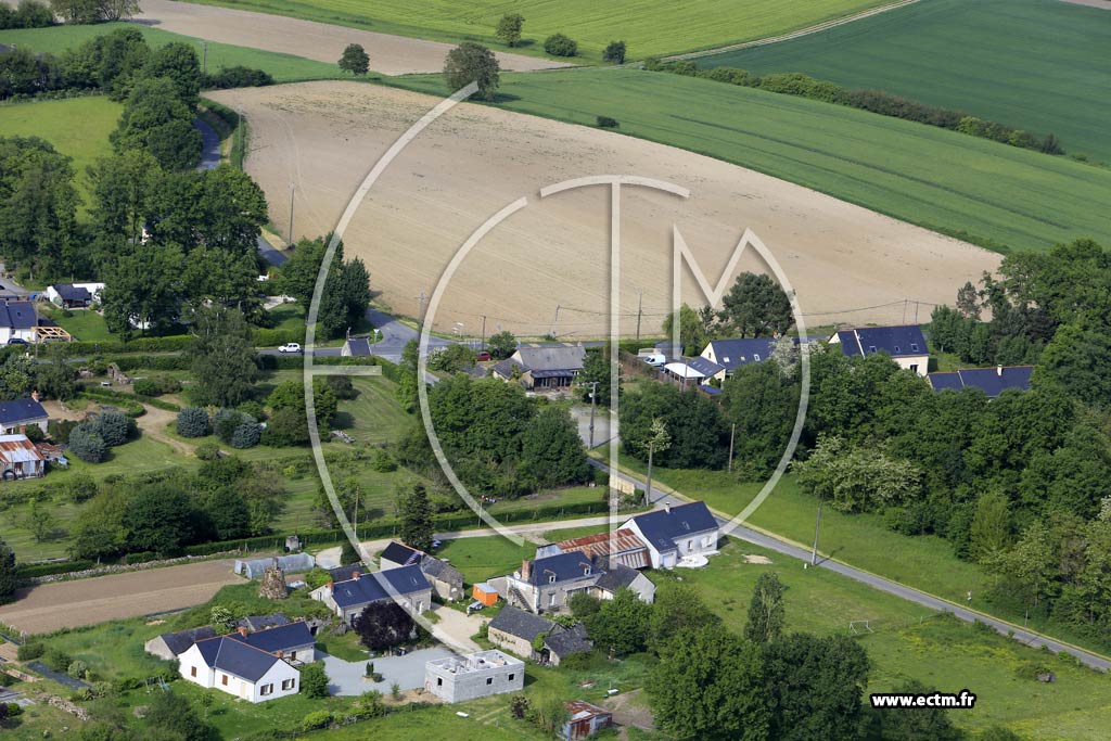 Photo arienne de Saint-Saturnin-sur-Loire (les Quatre Croix)