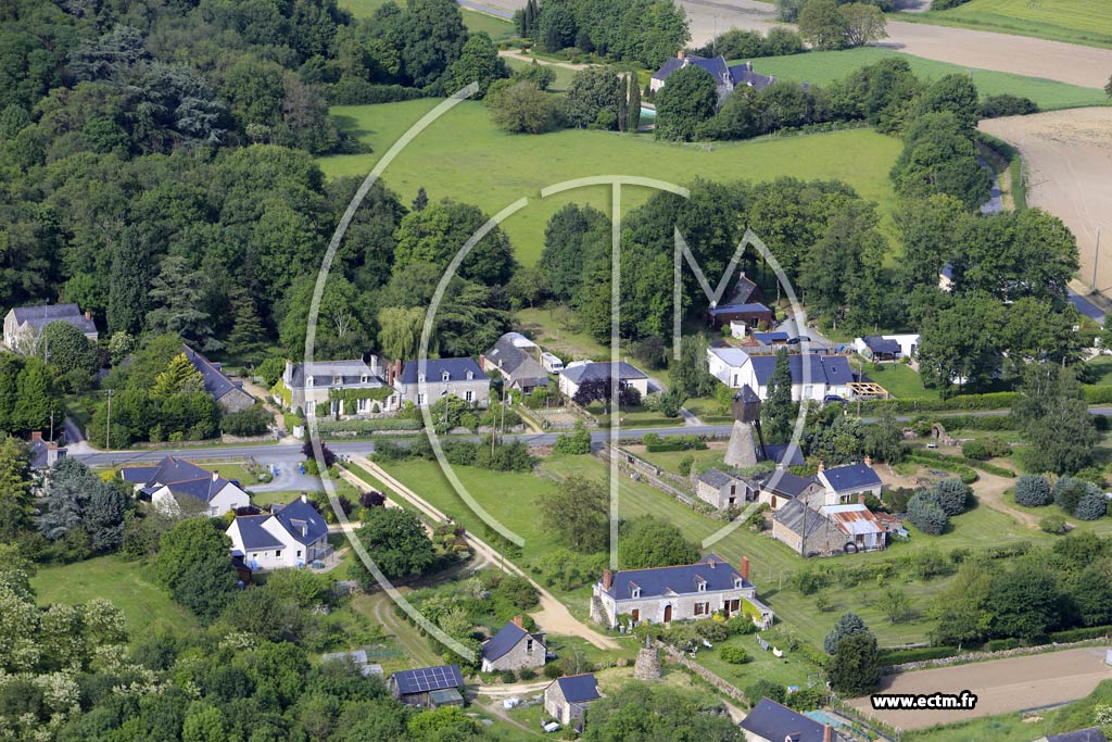 Photo arienne de Saint-Saturnin-sur-Loire (les Quatre Croix)