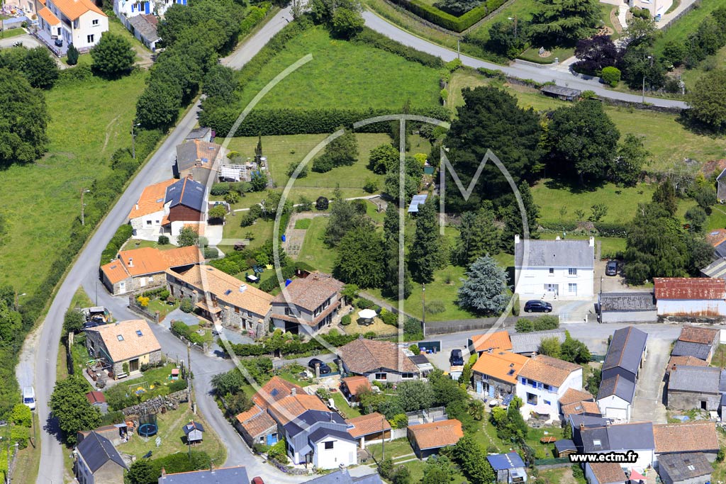 Photo arienne de Saint-tienne-de-Montluc (l'tang Bernard)