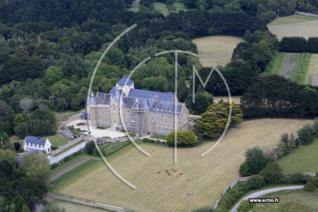 Photo arienne de Plouharnel (Abbaye Saint-Michel de Kergonan)