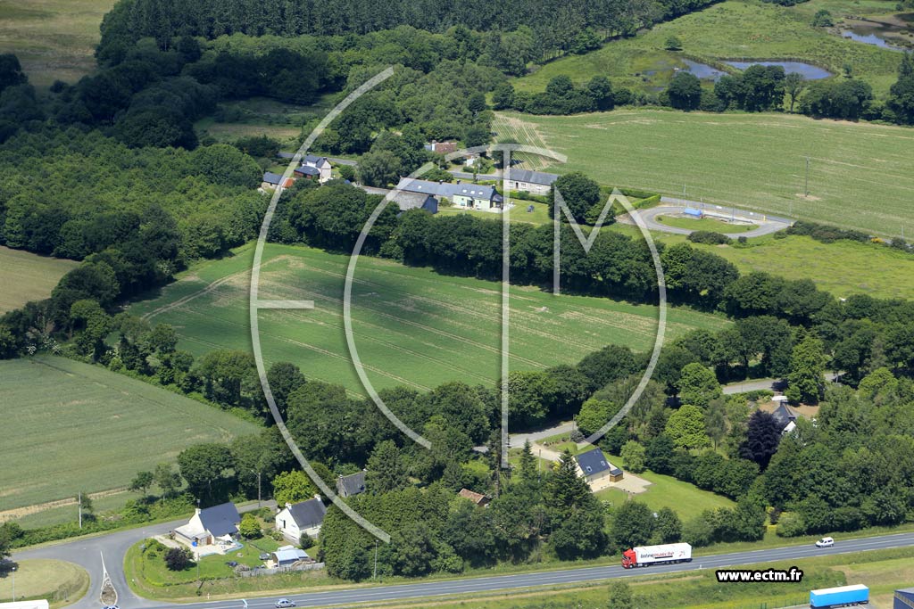 Photo arienne de Rostrenen ( Park Ar Mas - la Petite Garenne)