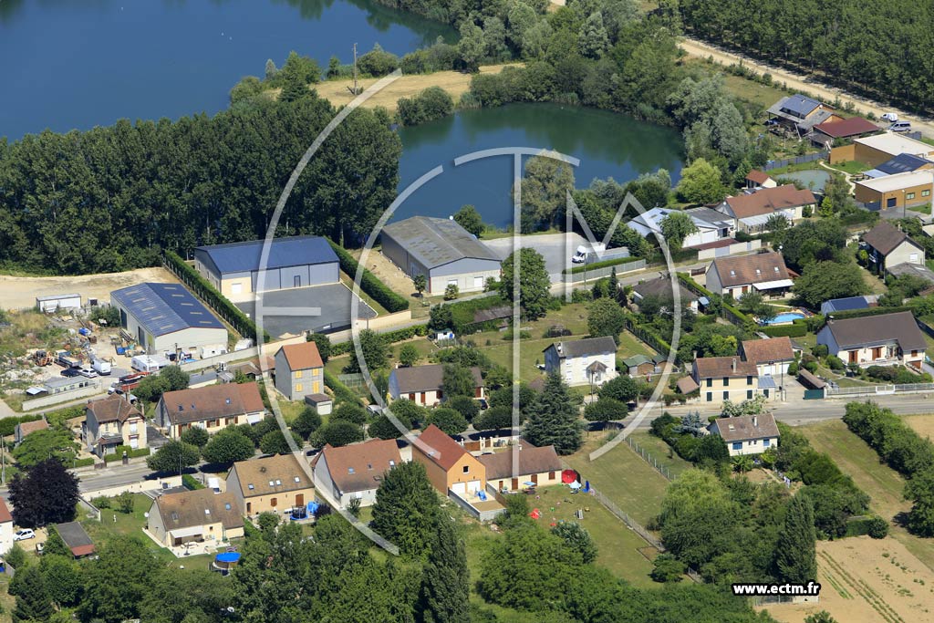 Photo arienne de Villeneuve-la-Guyard (la Basse Corve)