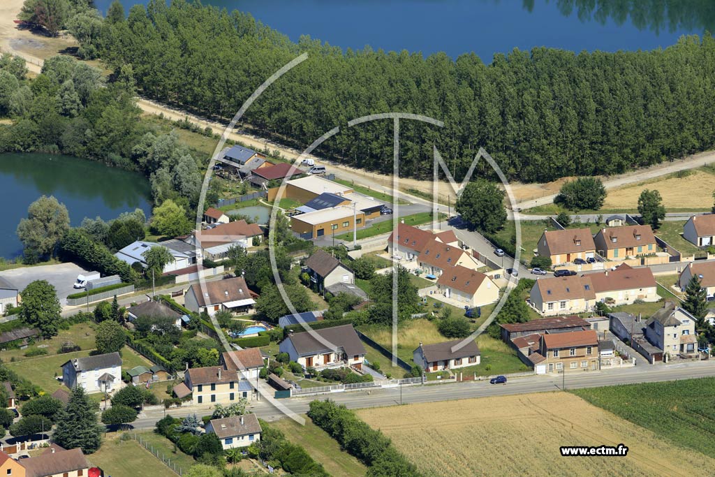 Photo arienne de Villeneuve-la-Guyard (la Basse Corve)