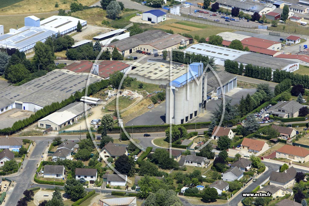 Photo arienne de Villeneuve-sur-Yonne (les Sables Rouges)