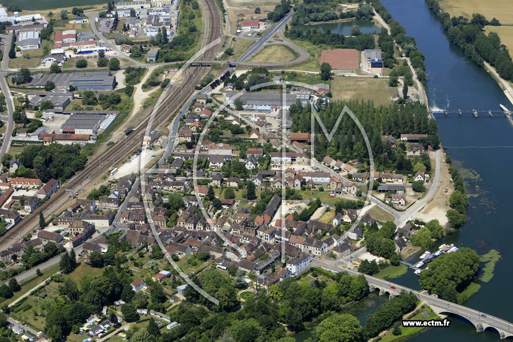 Photo arienne de Villeneuve-sur-Yonne (Saint-Laurent)