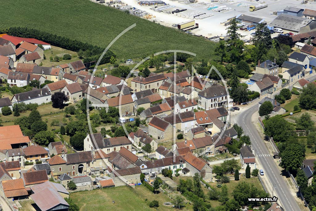Photo arienne de Ancy-le-Franc (Cusy)