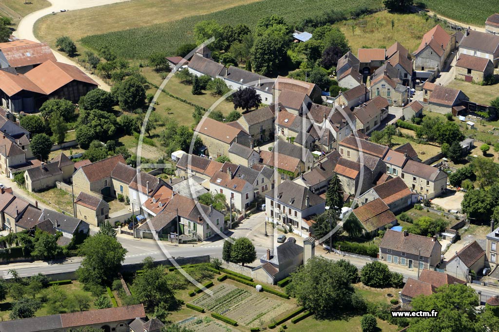 Photo arienne de Ancy-le-Franc (Cusy)