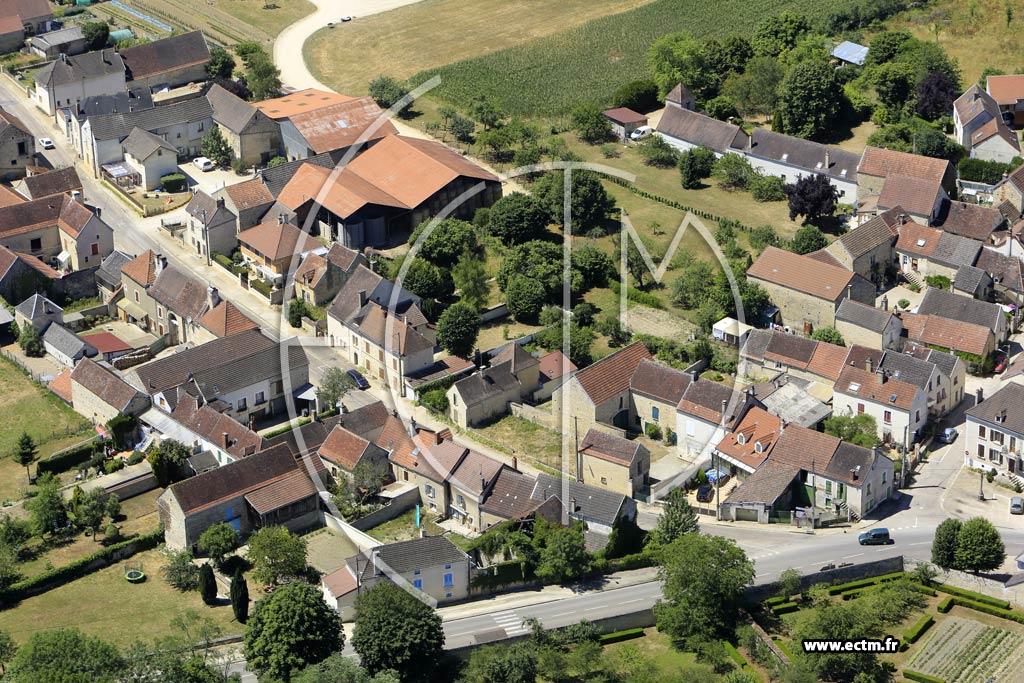 Photo arienne de Ancy-le-Franc (Cusy)