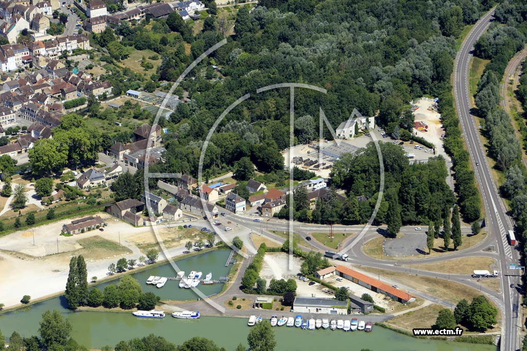 Photo arienne de Saint-Florentin (Capitainerie)