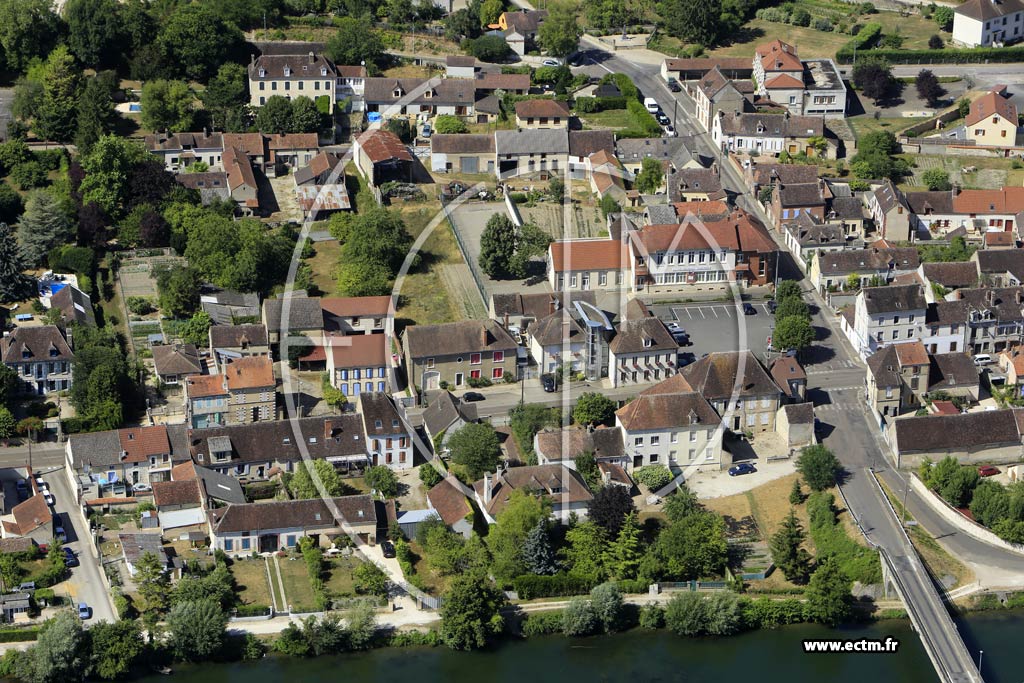 Photo arienne de Laroche-Saint-Cydroine