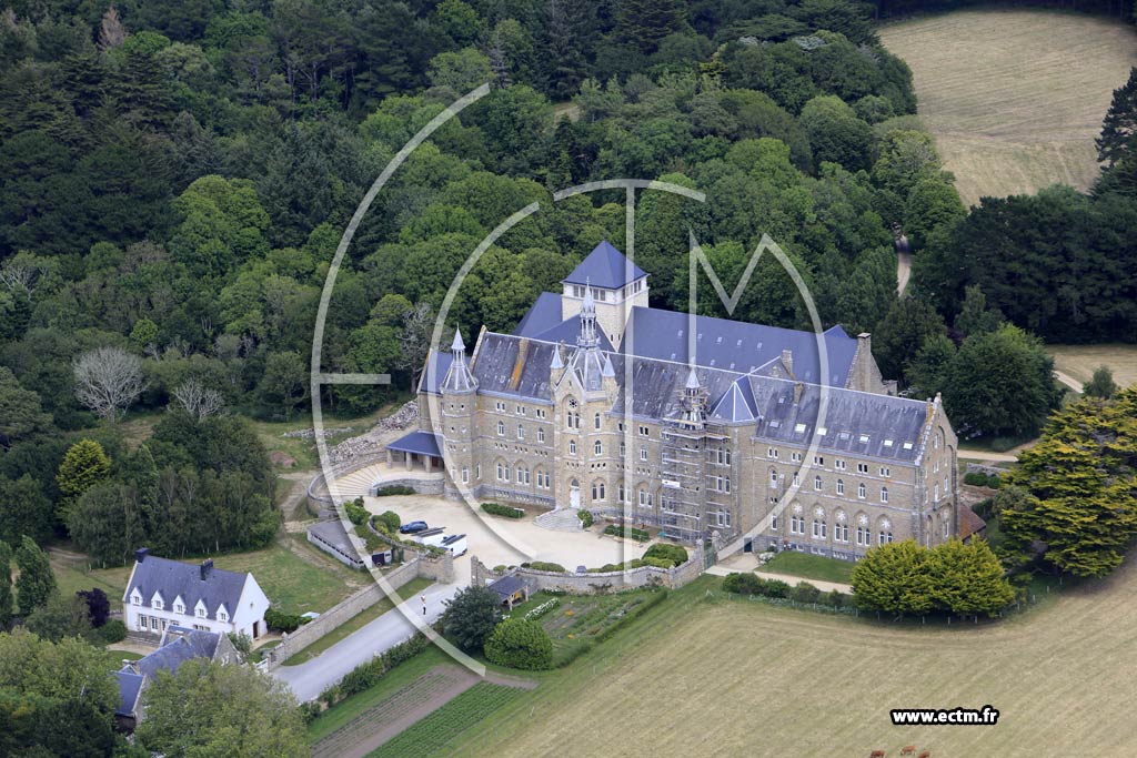 Photo arienne de Plouharnel (Abbaye Saint-Michel de Kergonan)