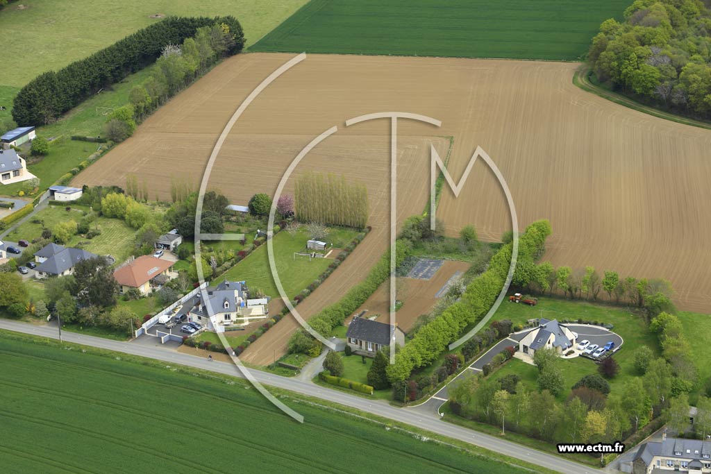 Photo arienne de Pllo (la Croix de Ville Urvoy)