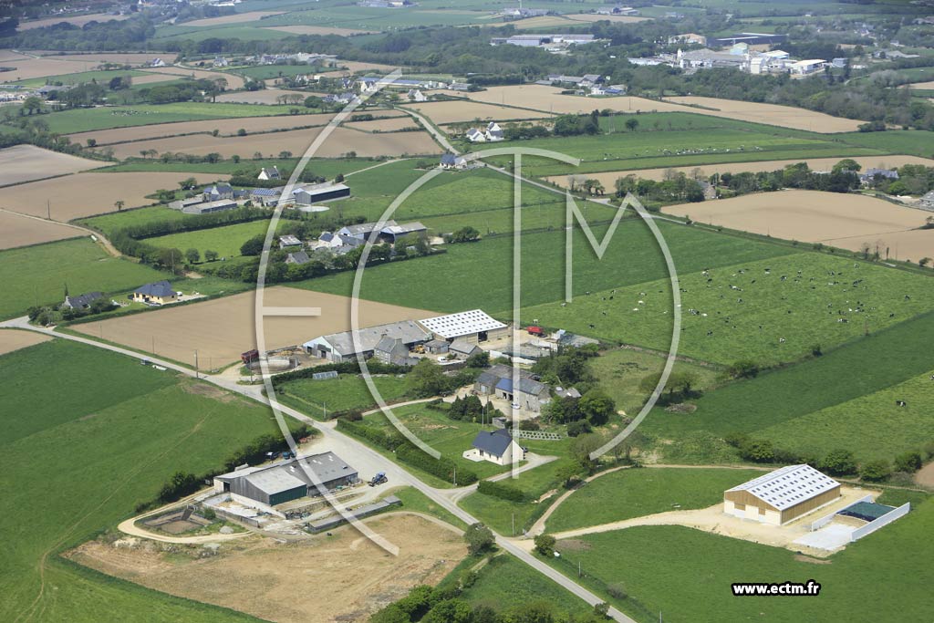 Photo arienne de Plouvien (Lesmadic)