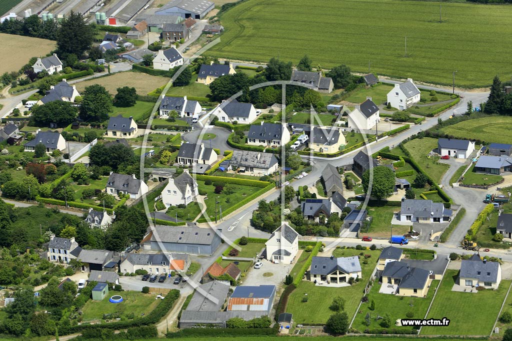 Photo arienne de Lampaul-Guimiliau (le Fozou)
