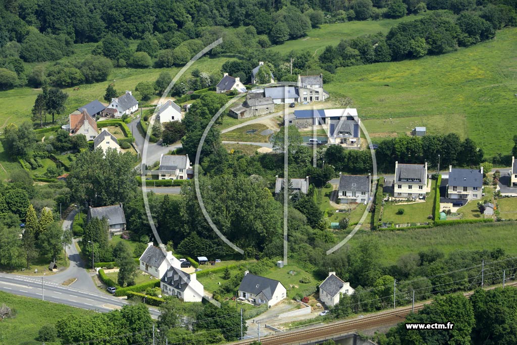 Photo arienne de Lampaul-Guimiliau (le Roz)