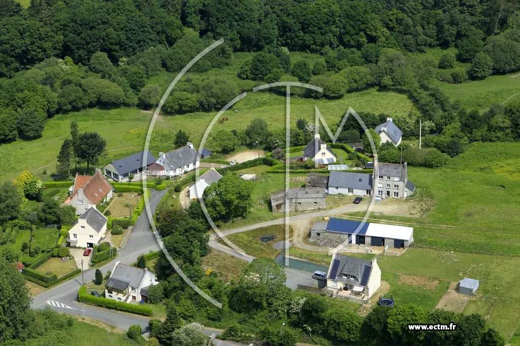 Photo arienne de Lampaul-Guimiliau (le Roz)