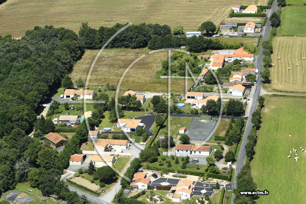 Photo arienne de Saint-tienne-du-Bois (la Maladrie)