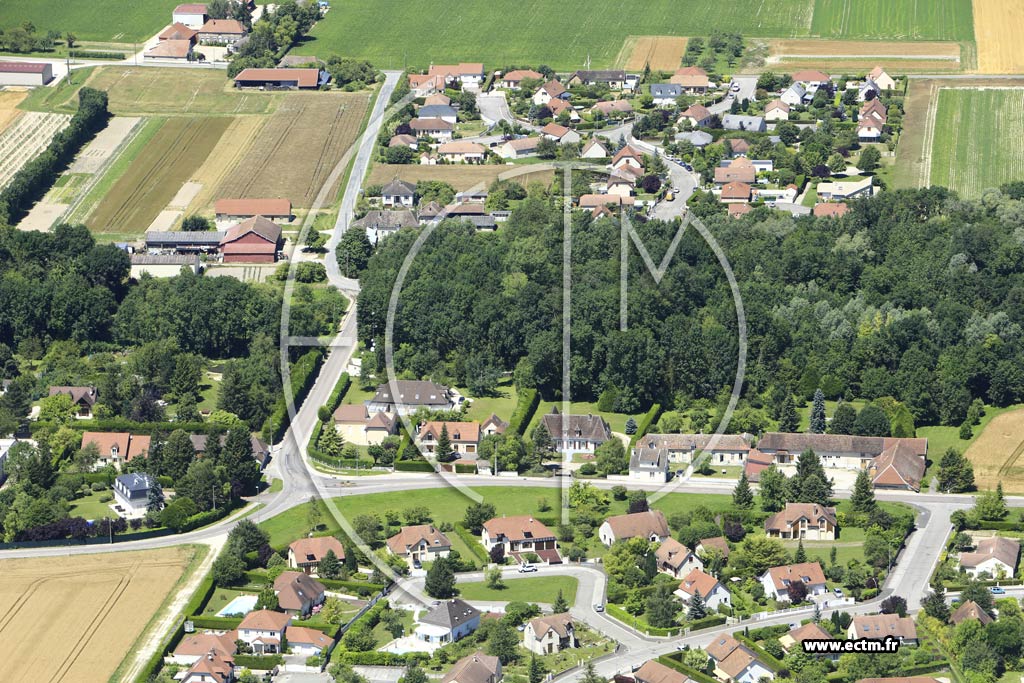 Photo arienne de La Rivire-de-Corps (la Rue Neuve)