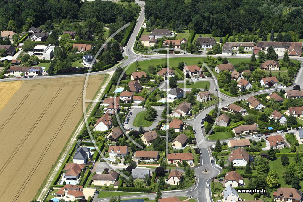 Photo arienne de La Rivire-de-Corps (la Rue Neuve)