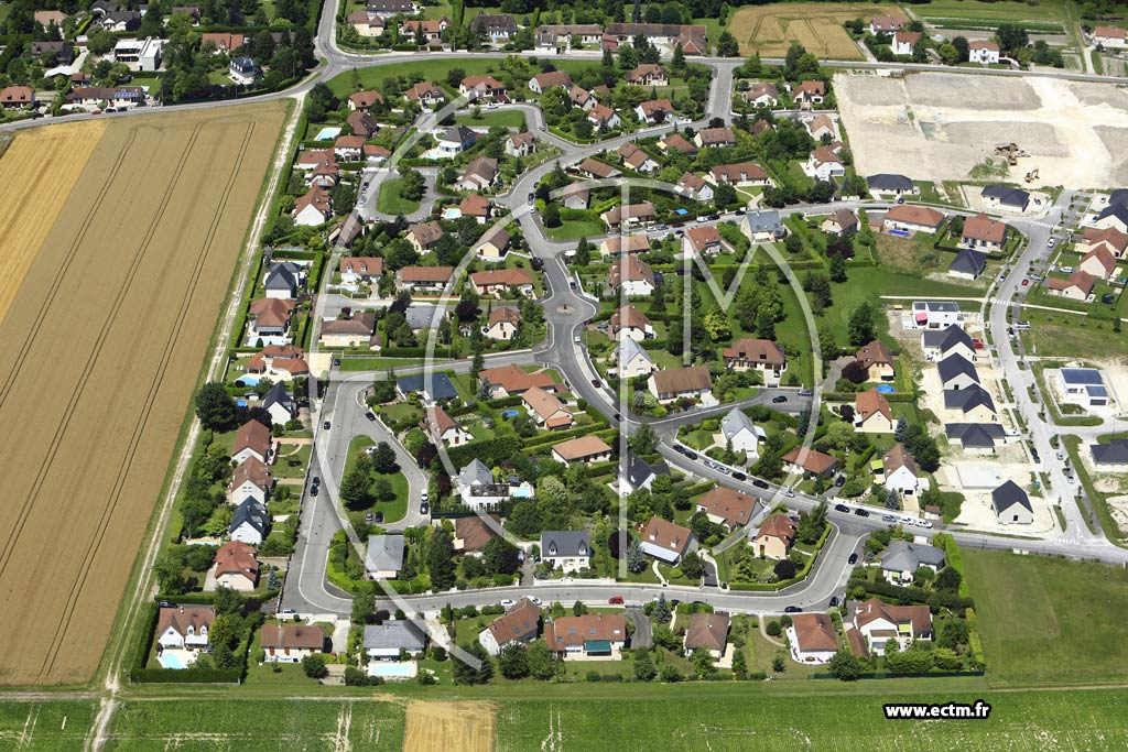 Photo arienne de La Rivire-de-Corps (la Rue Neuve)