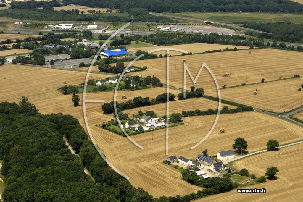 Photo arienne de Saint-Jean-de-Linires (la Caharaie - la Bezannire)