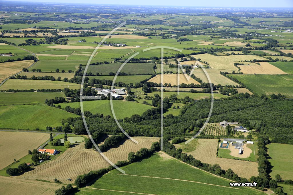 Photo arienne de Chanzeaux (la Jouetterie)