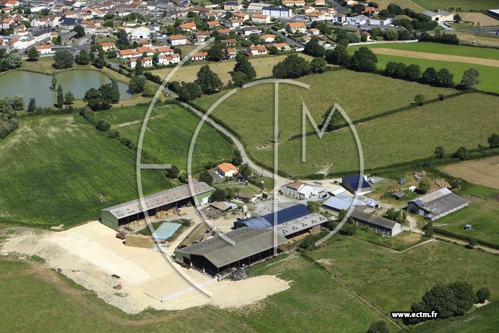 Photo arienne de La Chapelle-Rousselin (la Haie)