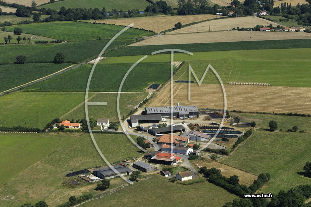 Photo arienne de Saint-Georges-des-Gardes (la Chapelle Chamaillard)