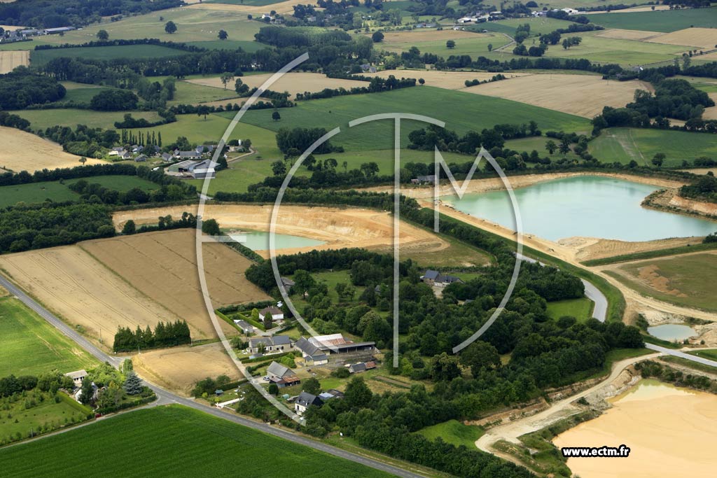 Photo arienne de Montreuil-Poulay (les Housseaux)