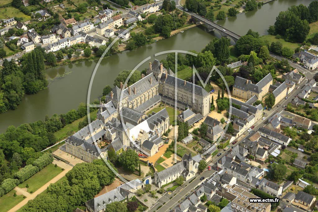 Photo arienne de Solesmes (Centre - Abbaye Saint-Pierre de Solesmes)