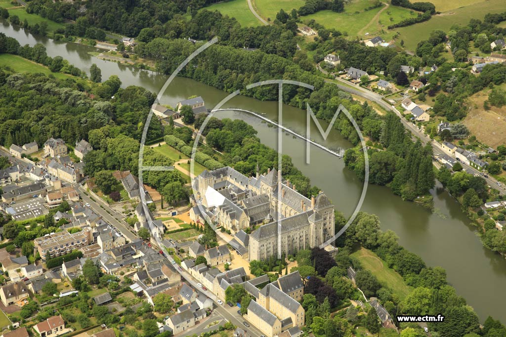 Photo arienne de Solesmes (Centre - Abbaye Saint-Pierre de Solesmes)