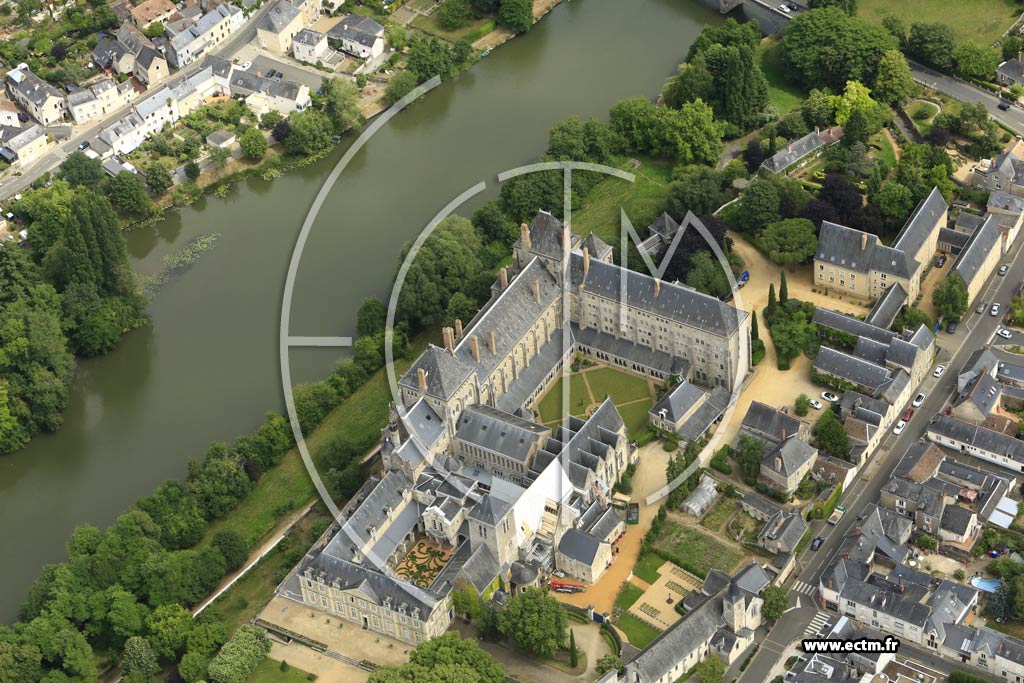 Photo arienne de Solesmes (Centre - Abbaye Saint-Pierre de Solesmes)