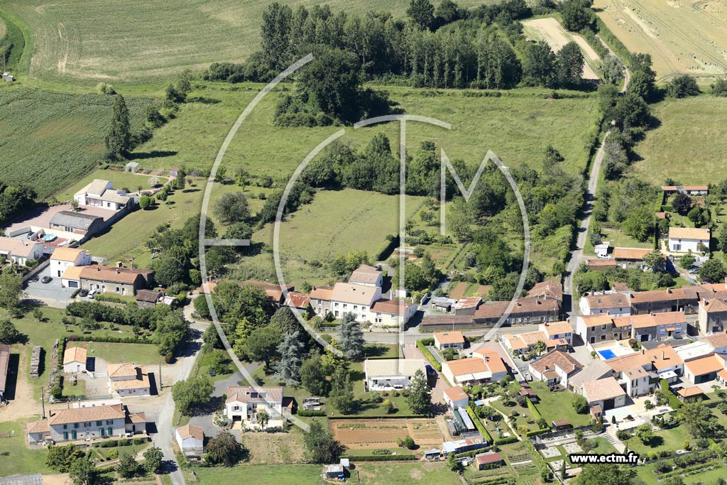 Photo arienne de Moutiers-sur-le-Lay (le Puy)