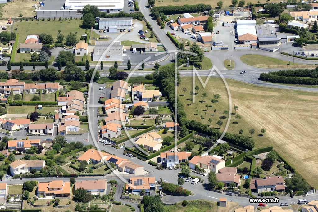 Photo arienne de Saint-Laurent-sur-Svre