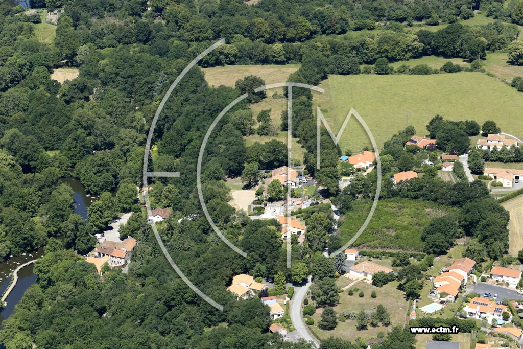 Photo arienne de Saint-Laurent-sur-Svre