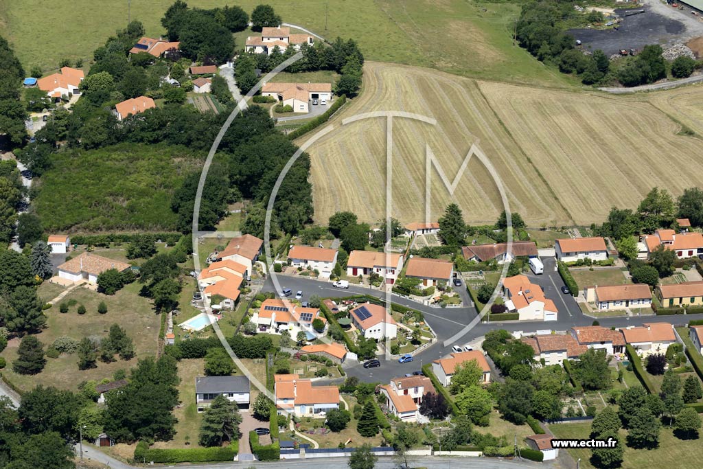 Photo arienne de Saint-Laurent-sur-Svre