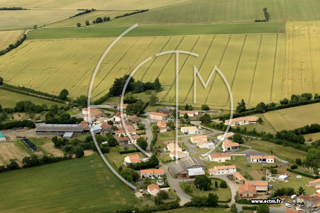 Photo arienne de Saint-Germain-de-Prinay (la Touche)