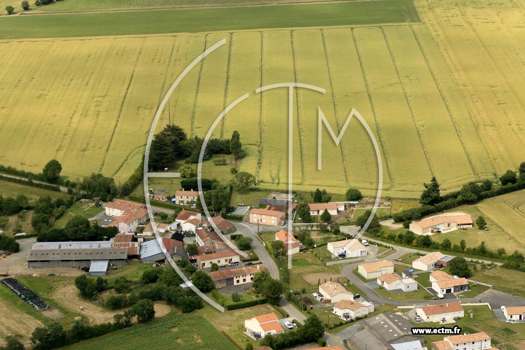 Photo arienne de Saint-Germain-de-Prinay (la Touche)