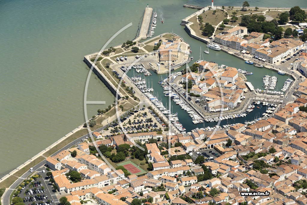 Photo arienne de Saint-Martin-de-R (Capitainerie)