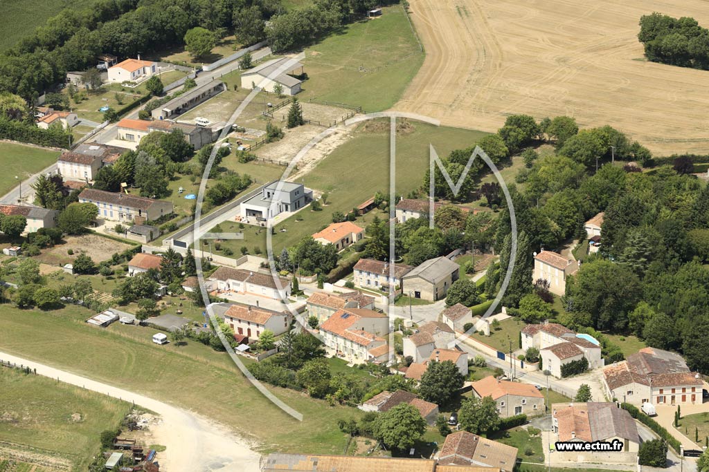 Photo arienne de Saint-Denis-du-Pin (les suires)